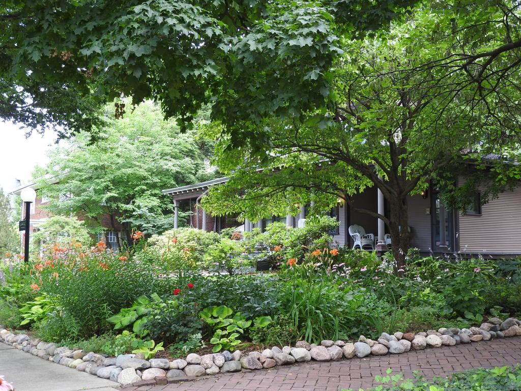 Champaign Garden Inn Exterior foto